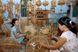Ngành thủ công mỹ nghệ phát huy nghề truyền thống của địa phương ở Thừa Thiên-Huế. (Ảnh: Đình Huệ/TTXVN)