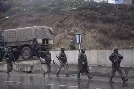 Binh sỹ Ấn Độ gác gần hiện trường vụ tấn công tại Jammu và Kashmir. (Nguồn: THX/TTXVN)