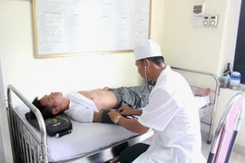 Ngư dân Tần Chí Tài được chăm sóc chu đáo trên đảo Cô Tô. (Ảnh: TTXVN)