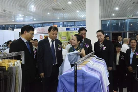 Đại biểu tham quan hội chợ. (Ảnh: Văn Dũng/TTXVN)