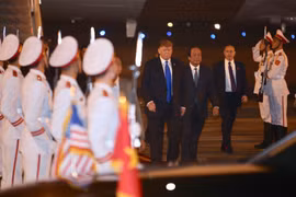 Bộ trưởng Chủ nhiệm Văn phòng Chính phủ Mai Tiến Dũng đón Tổng thống Mỹ Donald Trump tại sân bay Nội Bài (Ảnh: Vietnam+)