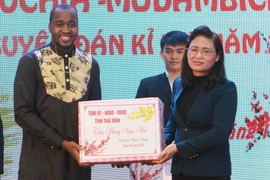 Bà Nguyễn Thị Lĩnh, Phó Chủ tịch Ủy ban Nhân dân tỉnh Thái Bình tặng quà cho đại diện các lưu học sinh. (Ảnh: Thế Duyệt/TTXVN)