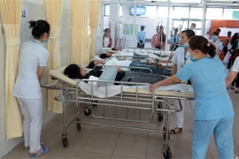 Các nạn nhân đang được cấp cứu tại Bệnh viện Đa khoa Đà Nẵng. (Ảnh: Nguyễn Sơn/TTXVN)
