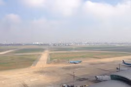 Đường băng Nội Bài xuống cấp, có thể phải dừng khai thác bất cứ lúc nào. (Nguồn: Vietnam+)