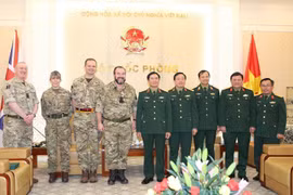 Trung tướng Nguyễn Tân Cương và Thiếu tướng Stuart Millar cùng thành viên đoàn hai nước chụp ảnh chung. (Ảnh: Dương Giang/TTXVN)