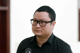 Bị cáo Trần Hữu Tiệp khai báo tại phiên tòa. (Ảnh: Doãn Tấn/TTXVN)