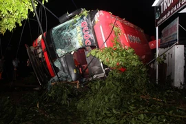 Xe khách giường nằm BKS 43B-030.78 của nhà xe Quốc Đạt bị lật trên Quốc lộ 26. (Ảnh: TTXVN)