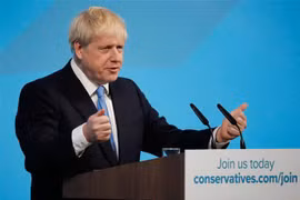  Ông Boris Johnson phát biểu tại London, Anh ngày 23/7, sau khi được bầu làm lãnh đạo mới của đảng Bảo thủ. (Ảnh: AFP/TTXVN)