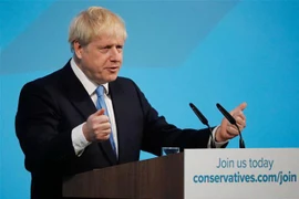  Ông Boris Johnson phát biểu tại London, Anh ngày 23/7, sau khi được bầu làm lãnh đạo mới của đảng Bảo thủ. (Ảnh: AFP/TTXVN)
