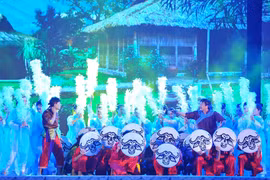 Hoạt cảnh về hai vị anh hùng dân tộc Đinh Bộ Lĩnh và Lê Hoàn và cố đô Hoa Lư. (Ảnh: Minh Đức/TTXVN)