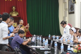 Ông Nguyễn Trọng Nơi, Phó Giám đốc Bệnh viện Nhi Đồng Đồng Nai thông tin với người nhà cháu Mai Tuấn Kiệt về nguyên nhân tử vong của bệnh nhi. (Ảnh: Lê Xuân/TTXVN)