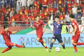 Pha tranh bóng giữa cầu thủ hai đội. (Ảnh: Hoàng Linh/TTXVN)