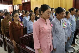 Những người dân tham dự buổi lễ dành một phút tưởng niệm các nạn nhân tử vong do tai nạn giao thông. (Ảnh: Đinh Tuấn/TTXVN)