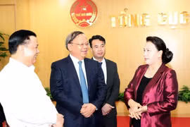 Chủ tịch Quốc hội Nguyễn Thị Kim Ngân với các đại biểu tại buổi làm việc. (Ảnh: Trọng Đức/TTXVN)