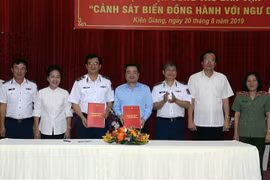 Tỉnh ủy Kiên Giang và Bộ Tư lệnh Cảnh sát biển ký kết phối hợp thực hiện. (Ảnh: Lê Sen/TTXVN)