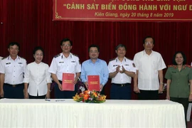 Tỉnh ủy Kiên Giang và Bộ Tư lệnh Cảnh sát biển ký kết phối hợp thực hiện. (Ảnh: Lê Sen/TTXVN)