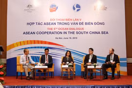 Buổi đối thoại của các diễn giả. (Ảnh: Nguyễn Dân/TTXVN)