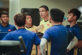 Huấn luyện viên thể lực Fonseca hướng dẫn các cầu thủ tại phòng tập. (Ảnh: Hoàng Linh/TTXVN)