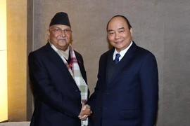 Thủ tướng Chính phủ Nguyễn Xuân Phúc gặp Thủ tướng Nepal K P Sharma Oli bên lề Hội nghị thường niên Diễn đàn Kinh tế Thế giới WEF Davos tháng 1/2019. (Ảnh: Thống Nhất/TTXVN)
