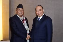 Thủ tướng Chính phủ Nguyễn Xuân Phúc gặp Thủ tướng Nepal K P Sharma Oli bên lề Hội nghị thường niên Diễn đàn Kinh tế Thế giới WEF Davos tháng 1/2019. (Ảnh: Thống Nhất/TTXVN)