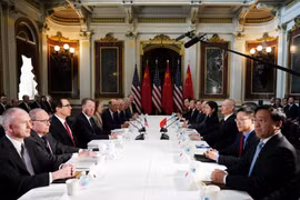 Phó Thủ tướng Trung Quốc Lưu Hạc (thứ 4, phải) và Đại diện Thương mại Mỹ Robert Lighthizer (thứ 4, trái) cùng Bộ trưởng Tài chính Steven Mnuchin (thứ 3, trái) tại vòng đàm phán thương mại ở Washington DC., ngày 21/2/2019. (Ảnh: AFP/TTXVN)
