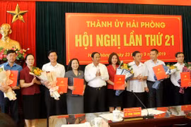 Lãnh đạo thành phố Hải Phòng trao Quyết định tham gia làm Ủy viên Ban Chấp hành Đảng bộ thành phố Hải Phòng nhiệm kỳ 2015-2020. (Ảnh: TTXVN)