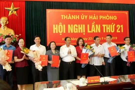 Lãnh đạo thành phố Hải Phòng trao Quyết định tham gia làm Ủy viên Ban Chấp hành Đảng bộ thành phố Hải Phòng nhiệm kỳ 2015-2020. (Ảnh: TTXVN)
