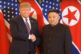 Tổng thống Mỹ Donald Trump và Chủ tịch Triều Tiên Kim Jong-un bắt tay nhau. (Ảnh: TTXVN)
