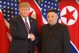Tổng thống Mỹ Donald Trump và Chủ tịch Triều Tiên Kim Jong-un bắt tay nhau. (Ảnh: TTXVN)