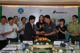 Đại diện Sở Nông nghiệp và Phát triển nông thôn tỉnh Đắk Lắk và đại diện Tổ chức Động vật Châu Á tại Việt Nam ký kết thỏa thuận. (Ảnh: Phạm Cường/TTXVN)