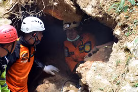 Lực lượng cứu hộ tại hiện trường vụ sập hầm mỏ. (Nguồn: Theguardian)