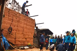 Nhân dân xã Chiến Phố, huyện Hoàng Su Phì khắc phục hậu quả dông lốc kèm theo mưa đá. (Ảnh: Phi Anh/TTXVN)