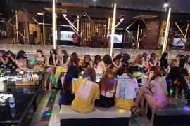 Hàng chục tiếp viên ăn mặc khiêu dâm bị phát hiện. (Ảnh: TTXVN)