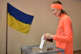 Cử tri bỏ phiếu trong cuộc bầu cử Tổng thống vòng hai tại điểm bầu cử ở Kiev, Ukraine, ngày 21/4/2019. (Ảnh: AFP/TTXVN)
