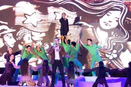 Chương trình nghệ thuật khai mạc Lễ hội với các tiết mục lấy biểu tượng Chị Sứ - người nữ Anh hùng Phan Thị Ràng. (Ảnh: Hồng Đạt/TTXVN)