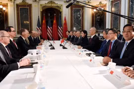Bộ trưởng Tài chính Mỹ Steven Mnuchin (thứ 2, trái), Đại diện Thương mại Mỹ Robert Lighthizer (thứ 3, trái) trong cuộc đàm phán thương mại với phái đoàn Trung Quốc do Phó Thủ tướng Lưu Hạc (thứ 4, phải) dẫn đầu. (Ảnh: THX/TTXVN)