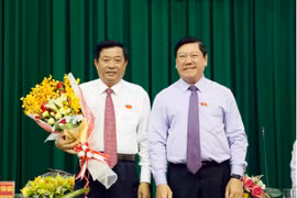 Bí thư Tỉnh ủy Vĩnh Long Trần Văn Rón tặng hoa chúc mừng ông Bùi Văn Nghiêm được bầu làm Chủ tịch Hội đồng Nhân dân tỉnh Vĩnh Long khóa IX, nhiệm kỳ 2016-2021. (Ảnh: Phạm Minh Tuấn/TTXVN)