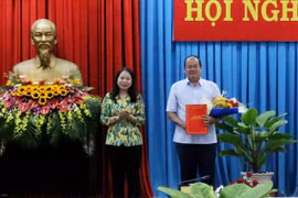 Thừa ủy quyền của Thủ tướng Chính phủ, Bí thư Tỉnh ủy An Giang Võ Thị Ánh Xuân (bên trái) trao Quyết định của Thủ tướng Chính phủ giao Quyền Chủ tịch UBND tỉnh An Giang (nhiệm kỳ 2015-2020) đối với ông Nguyễn Thanh Bình. (Ảnh: Công Mạo/TTXVN)