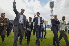 Các thành viên Liên đoàn bóng đá châu Phi kiểm tra sân vận động Alexandria. (Nguồn: AFP)