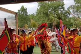 Điệu múa lân khai mạc Festival văn hóa Việt Nam tại Lyon. (Ảnh: Linh Hương/TTXVN)
