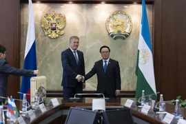 Ông Hoàng Bình Quân làm việc với quyền Tổng thống Cộng hòa Bashkostostan Radiy Khabirov. (Ảnh Dương Trí/TTXVN)