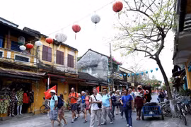 Du khách quốc tế tham quan phố cổ Hội An. (Ảnh: Quang Quyết/TTXVN)