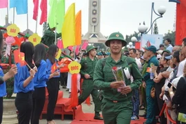 Thanh niên quận Hải Châu, thành phố Đà Nẵng hăng hái lên đường nhập ngũ. (Ảnh: Đinh Văn Nhiều/TTXVN)