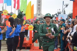 Thanh niên quận Hải Châu, thành phố Đà Nẵng hăng hái lên đường nhập ngũ. (Ảnh: Đinh Văn Nhiều/TTXVN)