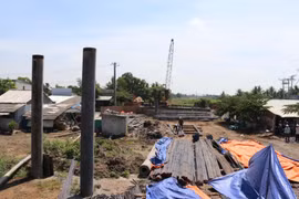 Vật liệu đã được tập kết tại các công trường để tiếp tục thi công Dự án cao tốc Trung Lương-Mỹ Thuận. (Ảnh: Tiến Lực/TTXVN)