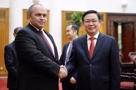 Phó Thủ tướng Vương Đình Huệ đón Phó Thủ tướng Cộng hòa Belarus Igor Lyashenko. (Ảnh: Dương Giang/TTXVN)