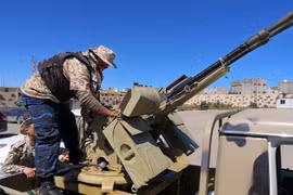 Binh sỹ trung thành với chính phủ ở Tripoli kiểm tra vũ khí tại khu vực phía nam Tripoli, Libya, ngày 8/4/2019. (Ảnh: THX/TTXVN)