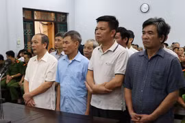 Các bị cáo tại phiên toà. (Ảnh: Đinh Tuấn/TTXVN)