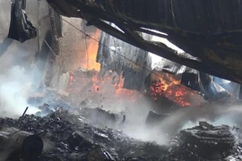 Hiện trường đám cháy tại hai công gỗ ở phường Tân Hiệp, thị xã Tân Uyên, tỉnh Bình Dương. (Ảnh: Huyền Trang/TTXVN)