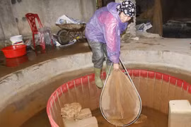 Bể lắng dẫn nước vào ao hồ tụ đầy bùn đỏ. (Ảnh: Quân Trang/TTXVN)